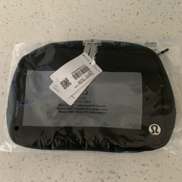 *2L LARGE / black ❤️ / lululemon / 2022 version / Everywhere Belt bag 💼 / BNIB - Picture 8 of 9
